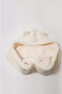 Kapşonlu Beyaz Peluş Bere Atkı Kadın